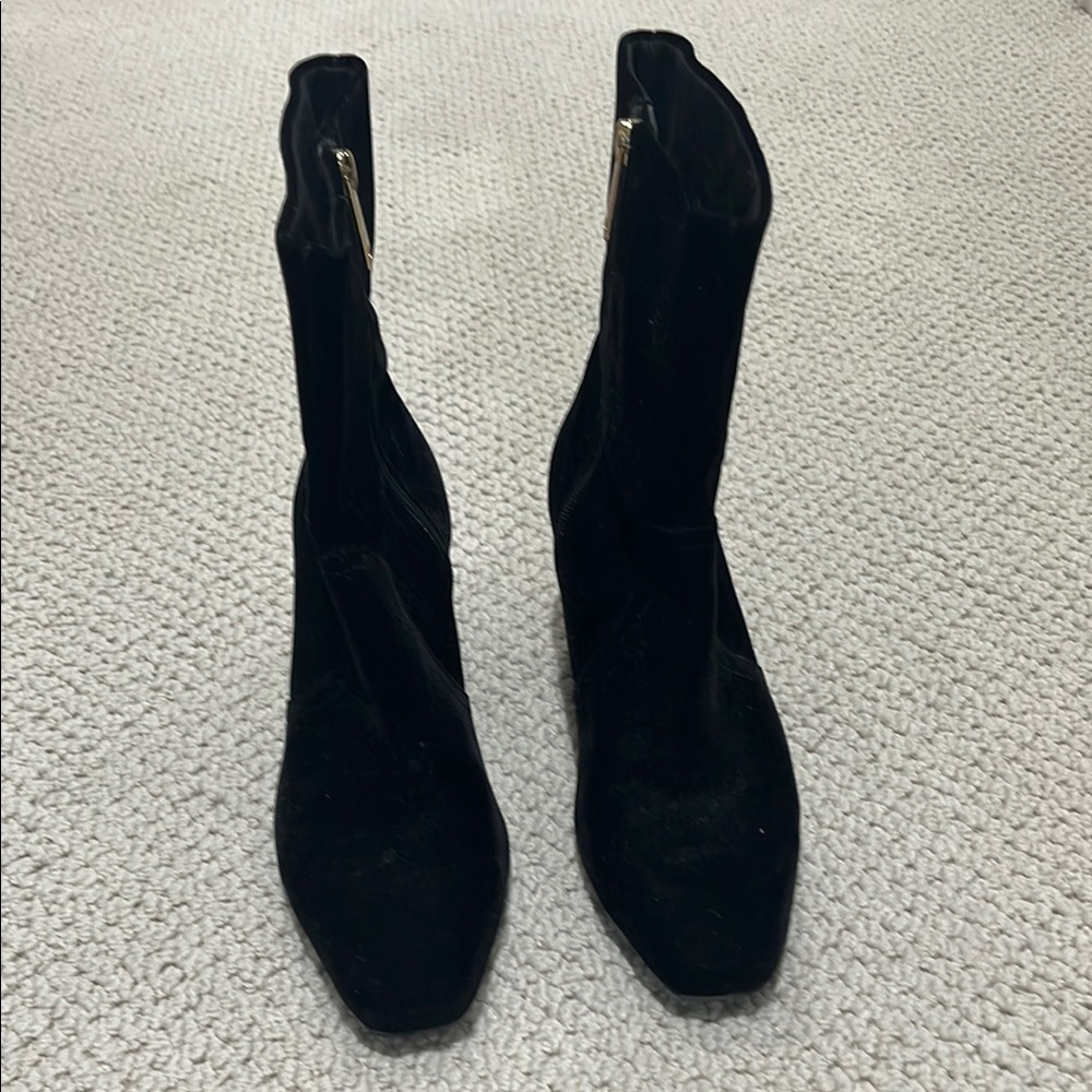 Isaac Mizrahi Black Heeled Boots Sleek Design